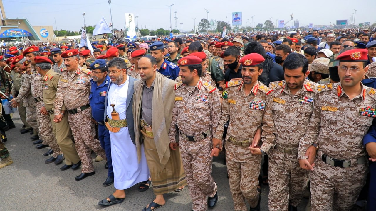 الرئيس مهدي المشاط يتقدم مشيعي جثمان قائد القوات الجوية الشهيد اللواء أحمد الحمزي